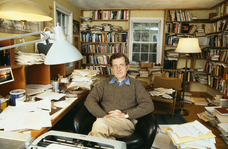 Imagen: Chomsky en su casa de Cambridge (1977). AP